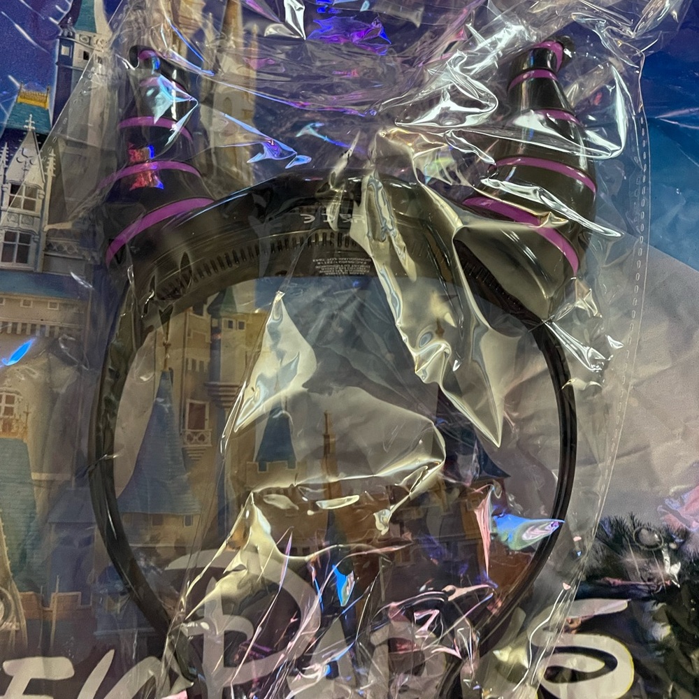 Lightup Disney Maleficent headband -New with our tag battery tab still in place.